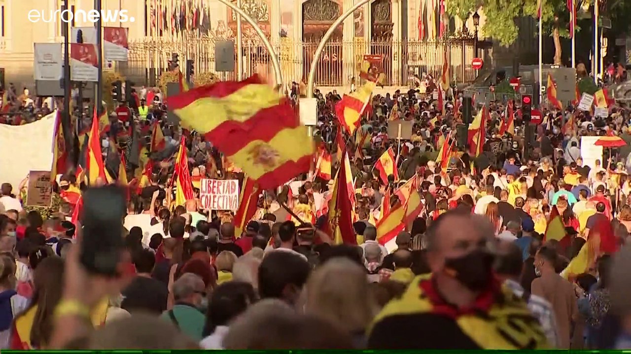 Miles de manifestantes piden la dimisión de Pedro Sánchez por su "nefasta" gestión de la pandemia