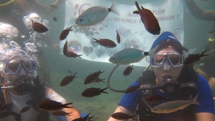 Su altında romantik teklif