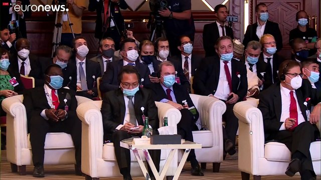 Governo afegão e talibãs sentam-se à mesa