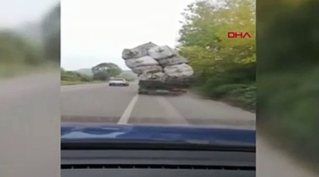 Yolda gören telefona sarıldı