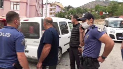 Aranan hırsızı kadının çığlıkları ele verdi... Hırsızın saklandığı evdeki kadın ve çocuklar camdan kurtarıldı