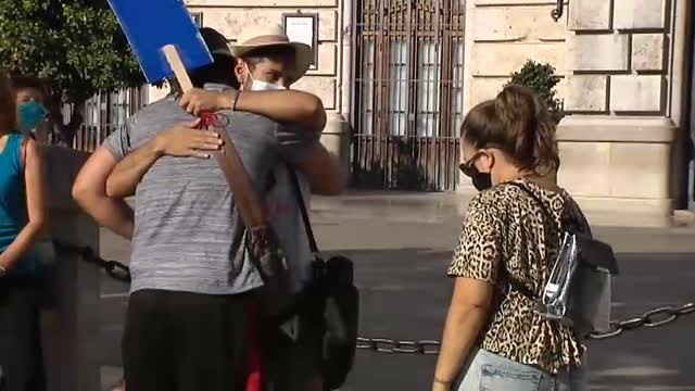 Velas, flores y mensajes contra la violencia machista en recuerdo de Yesica Gularte