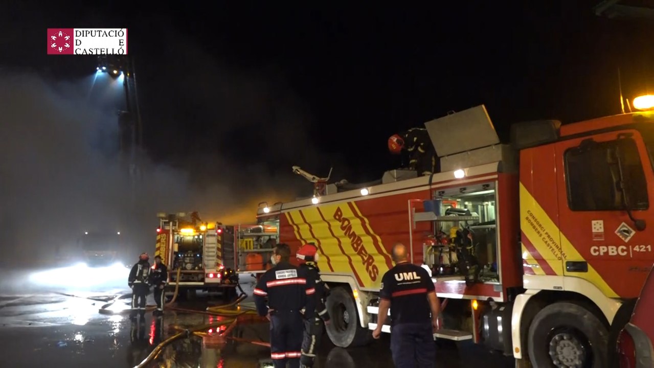 Bomberos trabajan en la extinción de un incendio en la planta de reciclaje de Cervera del Maestre