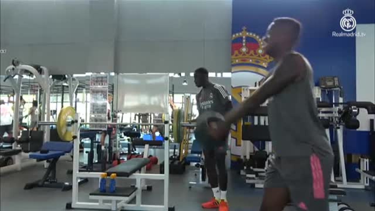El Real Madrid combina gimnasio y fútbol-tenis en el último entrenamiento de la semana
