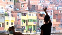 شاهد: إستمرار رقص الباليه في حيّ برازيلي فقير رغم  كورونا