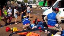 Ambulância se envolve em acidente com moto e duas pessoas ficam feridas