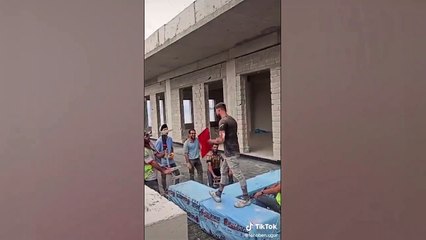 İnşaatta 'güzellik podyumu'; "Kameraman arkadaş müthiş"