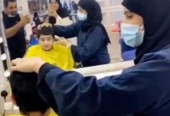 الحلاقة الفتاة في السعودية تدافع عن نفسها لأول مرة