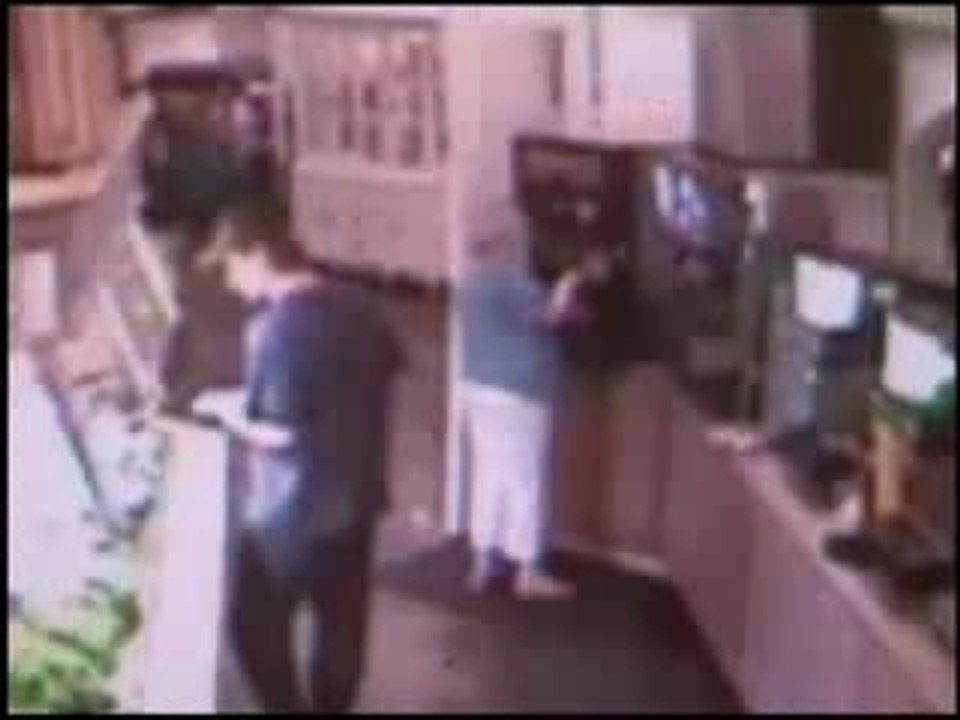 Distributeur-boisson-attaque-femme