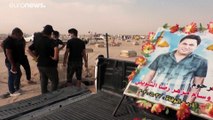 شاهد: عراقيون يستخرجون جثث ضحايا كوفيد 19 من 