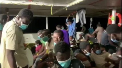 El Open Arms busca un puerto para desembarcar a 276 migrantes