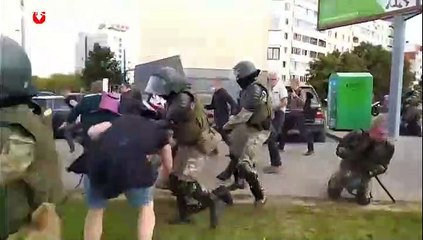 Des dizaines de milliers de manifestants à Minsk, près de 400 arrestations