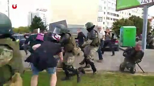 Több tízezres tüntetés Minszkben, százakat letartóztattak