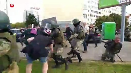 Több tízezres tüntetés Minszkben, százakat letartóztattak
