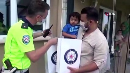 Polis maketine sarılan minik Ertuğrul’a Emniyet müdüründen jest