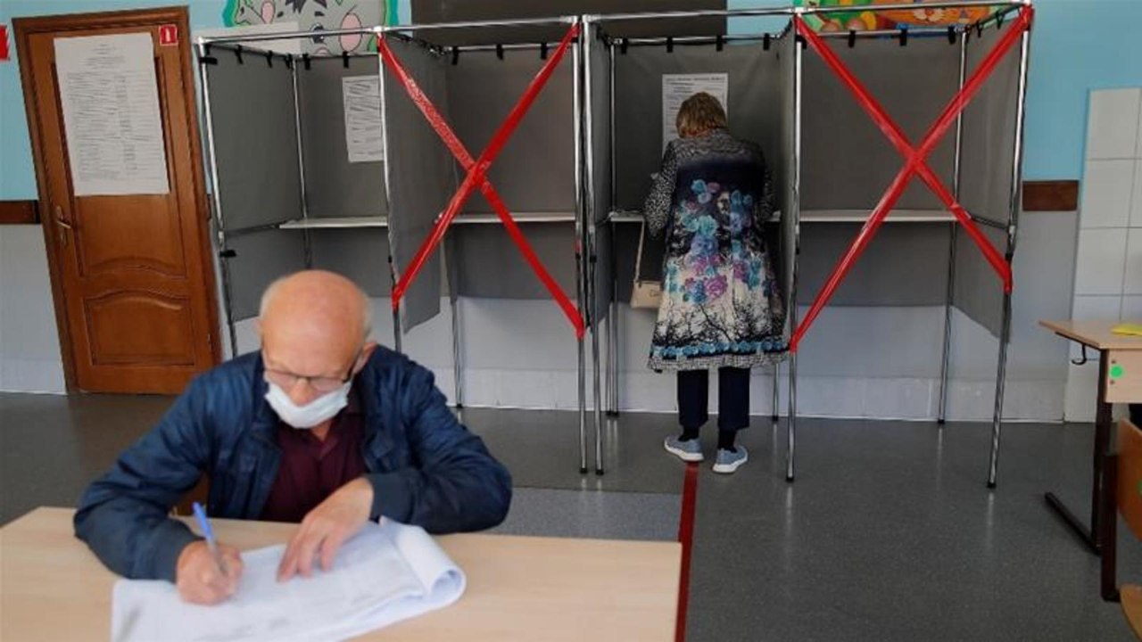Russians vote in regional polls overshadowed by Navalny poisoning