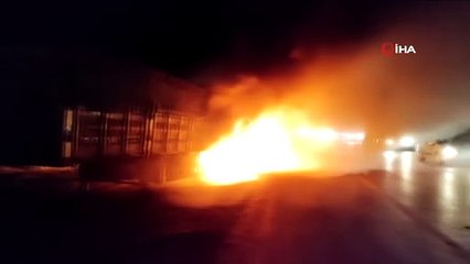 Seyir halindeki tırın lastikleri alev alev yandı