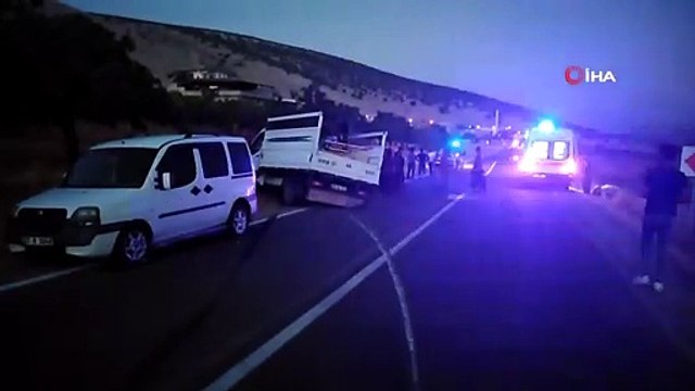 Lastiği patlayan kamyonet yoldan çıkarak duvara çarptı: 3 yaralı