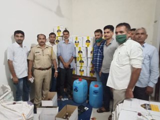 स्प्रिट से ब्राण्डेड अंग्रेजी शराब बनाने की फैक्ट्री पकड़ी
