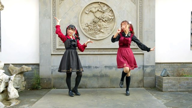 Dos lindas chicas en baile chino
