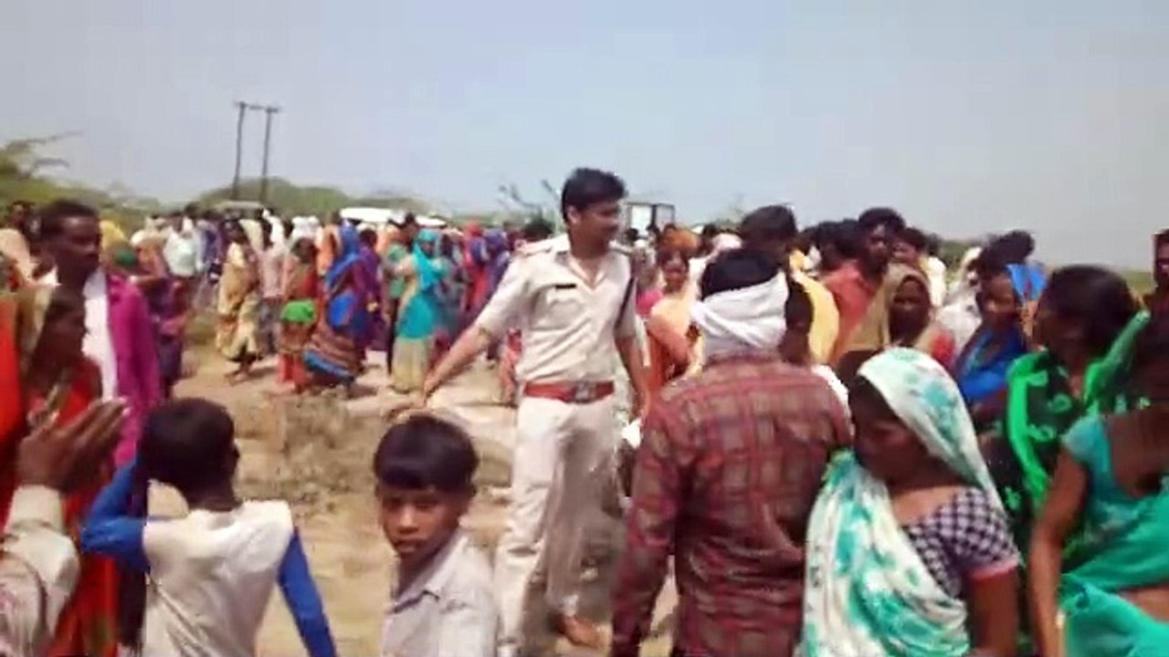 डबरा: बिजली,पानी की समस्या को लेकर सीरोल के आदिवासियों ने किया चक्का जाम