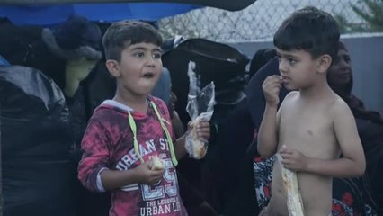 Download Video: Miles de refugiados aguardan en Lesbos la llegada de una ayuda que no llega