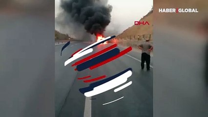 Alev topuna dönen otomobilin sürücüsü canını zor kurtardı