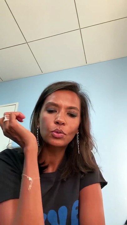 Karine Le Marchand annonce que sa nouvelle émission avec Laurent Baffie sur RTL va passer d'hebdomadaire en mensuelle "faute de temps"