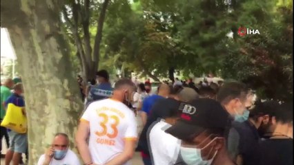 Beyazıt’ta ikinci el telefon almak isteyenler korona virüs tedbirlerini hiçe saydı