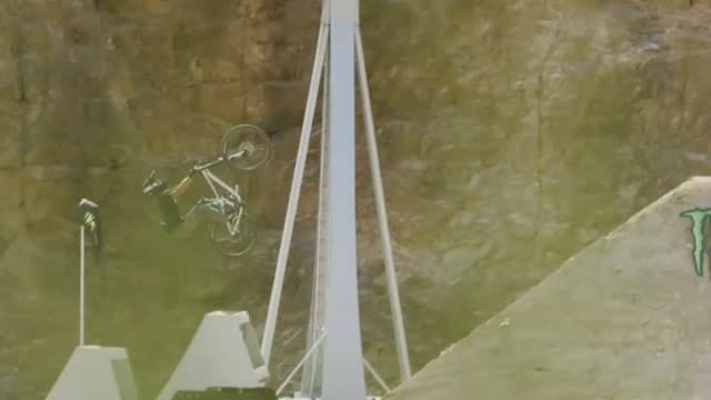 Saltos imposibles en las alturas en una prueba en bicicleta celebrada en Alemania