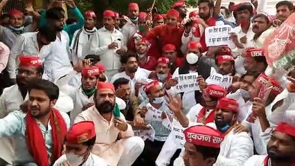 समाजवादी पार्टी का पूरे प्रदेश में हल्लाबोल, कई जगह झड़प के बाद लाठीचार्ज