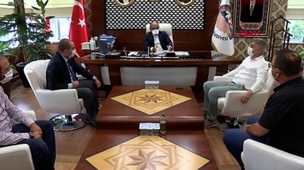 Koronavirüsü yenen belediye başkanı yeniden göreve başladı
