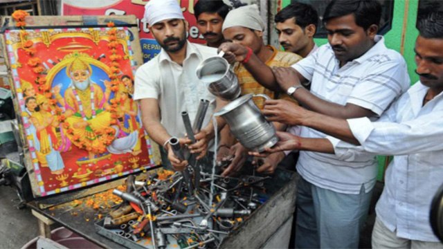 Vishwakarma Puja 2020: विश्वकर्मा पूजा विधि |विश्वकर्मा पूजा मंत्र | Vishwakarma Puja Vidhi |Boldsky