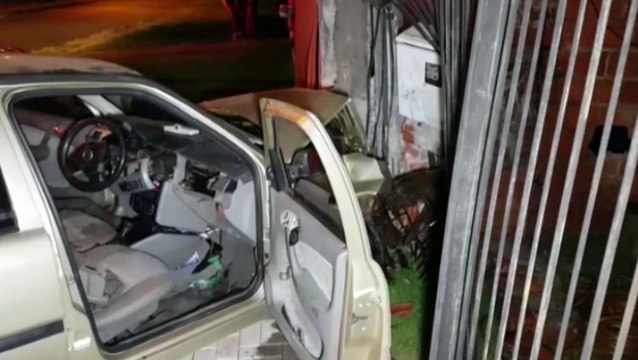 Após fugir da PM por andar na contramão, jovem foge e bate contra muro de residência