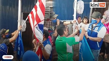 Calon BN DUN Kukusan berkempen sambil turunkan bendera pihak lawan
