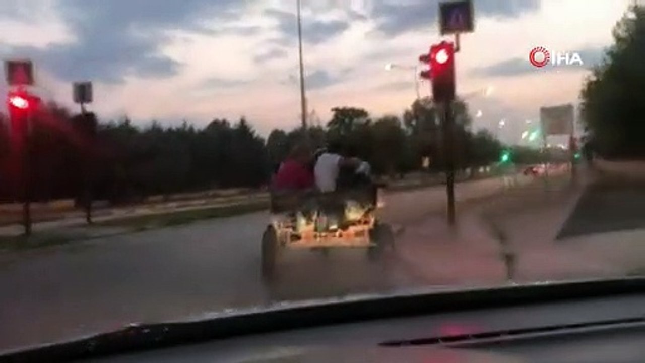 At arabası üstünde sosyal mesafe ve maske kuralını alt üst ettiler