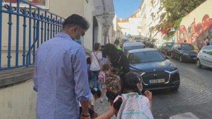 Niños eufóricos, padres ansiosos: Portugal vuelve al cole