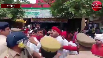 प्रदर्शन कर रहे सपा कार्यकर्ताओं को पुलिस ने लाठी भांज कर खदेड़ा