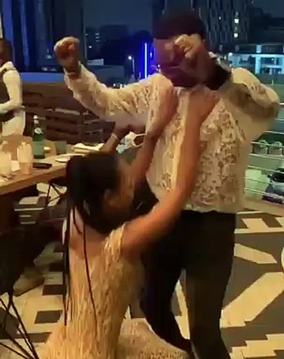 Akuapem Poloo dansant de manière sexy dans un bar