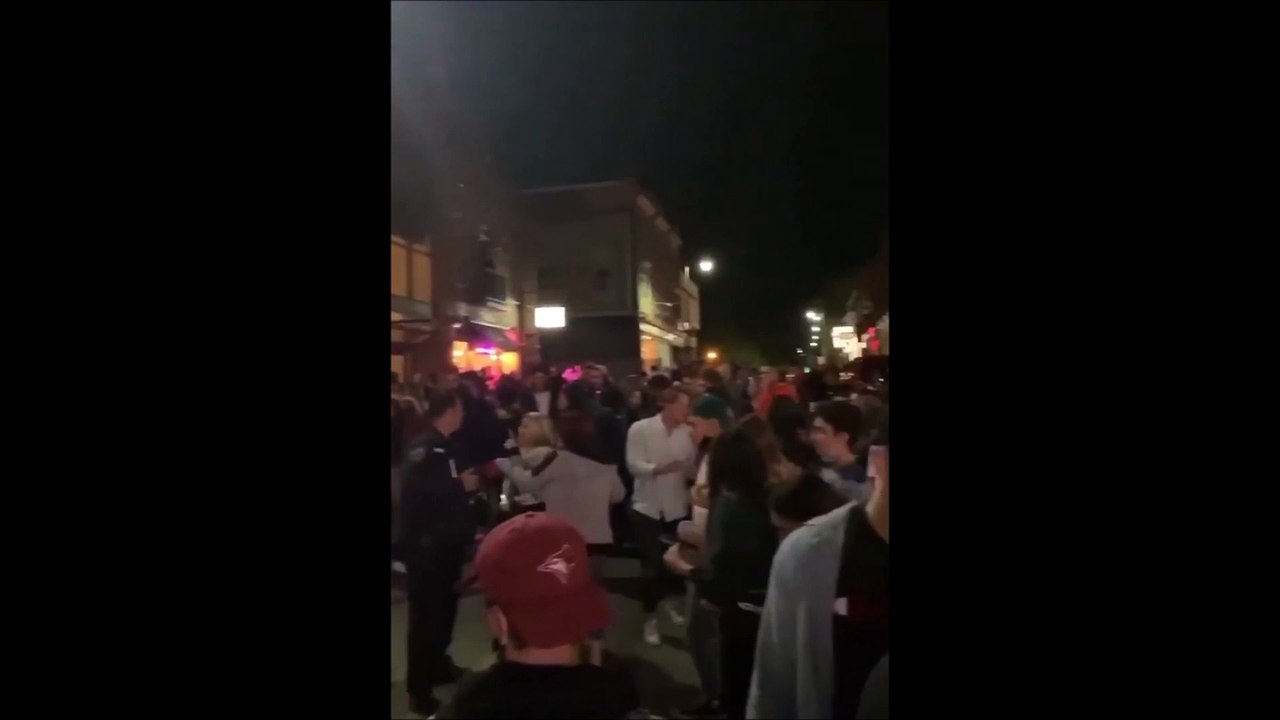 Voici à quoi ressemblait la sortie des bars dans la nuit de vendredi à samedi au centre-ville de Trois-Rivières. Une mer de monde, aucune distanciation, aucun masque.