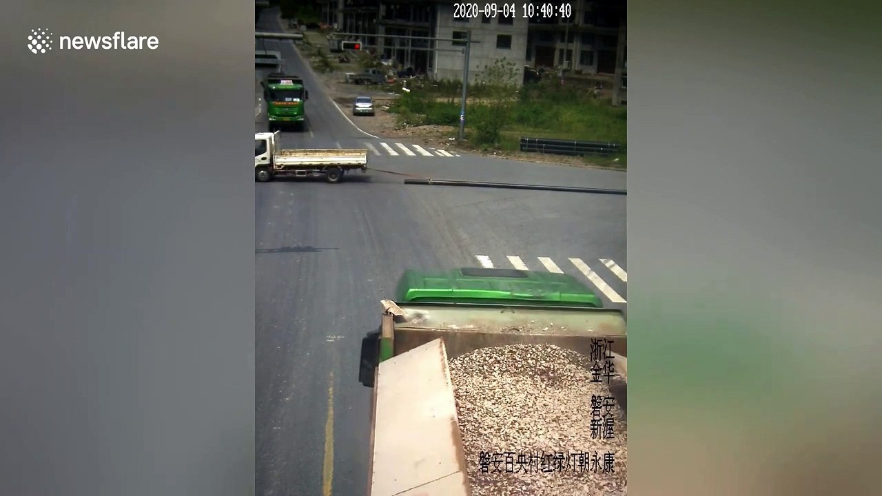 Pedestrian trips over 100-metre-long water pipe being dragged by truck in China