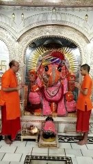 सोम पुष्य नक्षत्र आज : दूध से हुआ अभिषेक, फूल बंगले में विराजे गणपति,देखें वीडियो