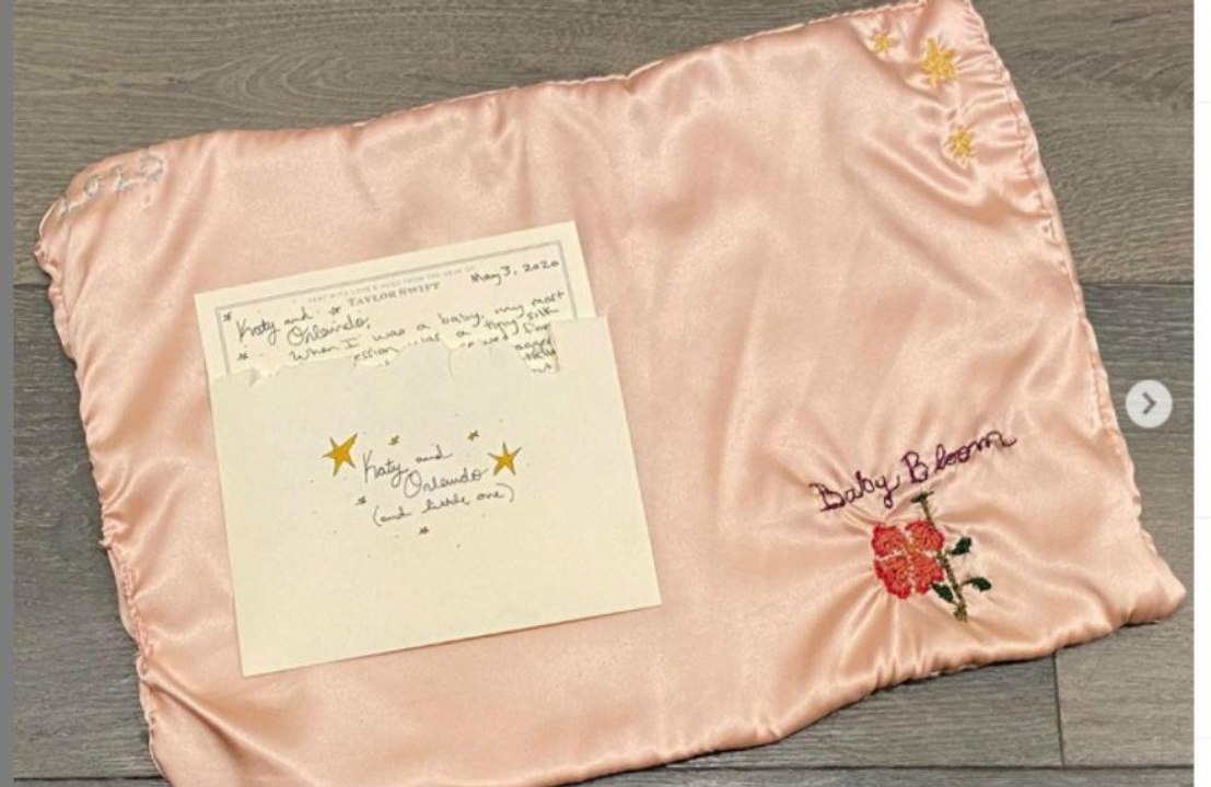 Taylor Swift schickt Katy Perry eine handbestickte Decke für ihre Tochter Daisy