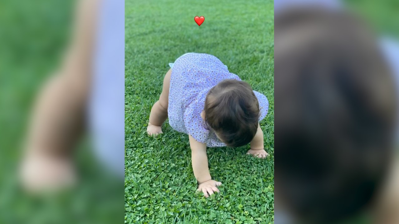 La hija de Laura Escanes y Risto Mejide empieza a gatear
