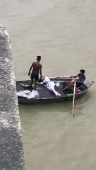 घरेलू कलह में महिला ने गंगा बैराज से लगाई छलांग, गोताखोरों ने बचाया