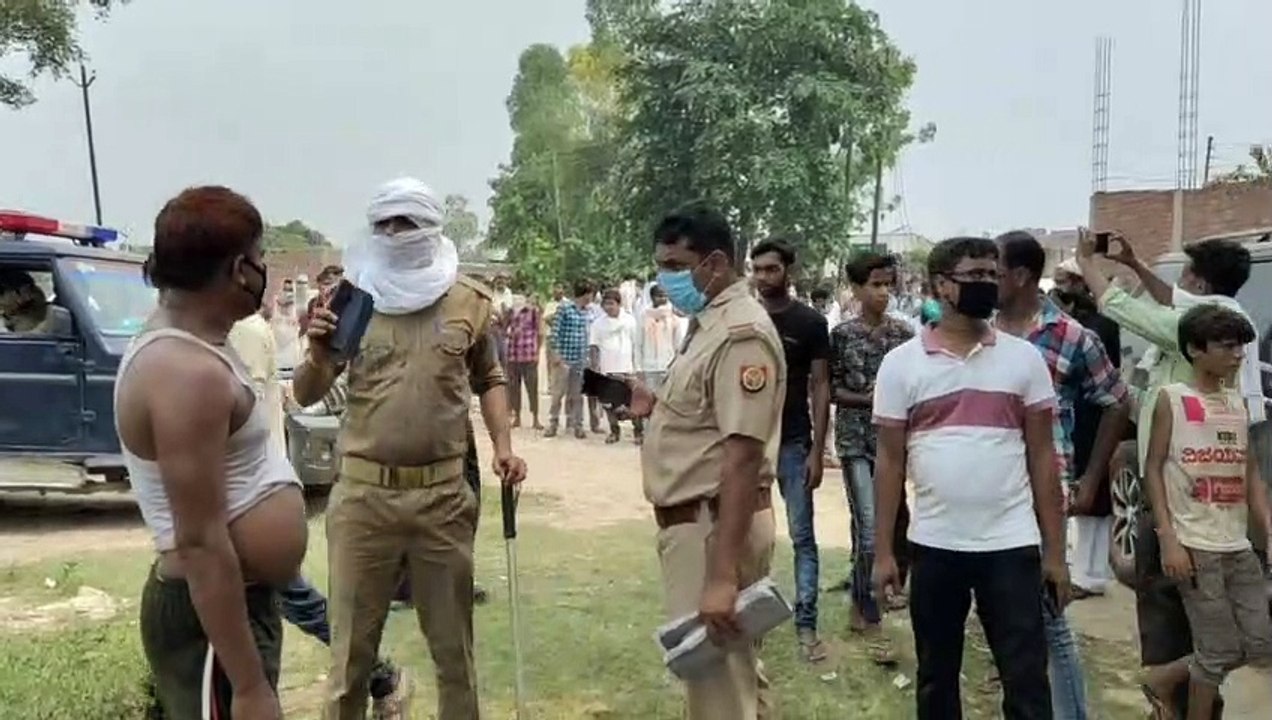 न्यायालय के आदेश पर पोस्टमार्टम के लिए लाश को कब्र से निकाला गया