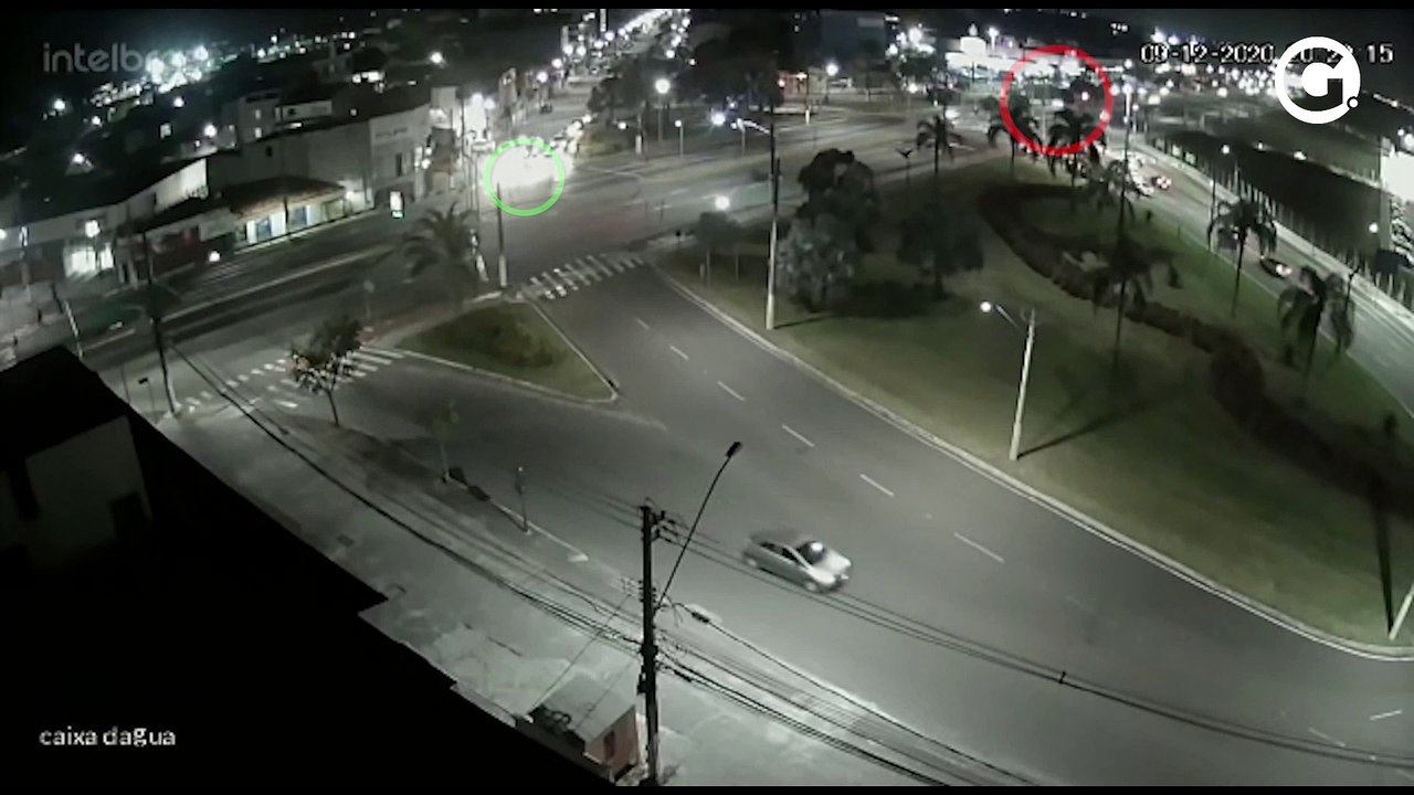 Vídeo mostra momento em que carro avança sinal vermelho e atinge motoboy