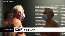 بازدید تمام‌برهنه با ماسک از نمایشگاه لویی دوفونس در پاریس