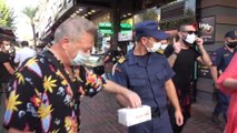 Tüm ısrarlara rağmen maske takmamak için polise direnen kişiye 900 TL ceza