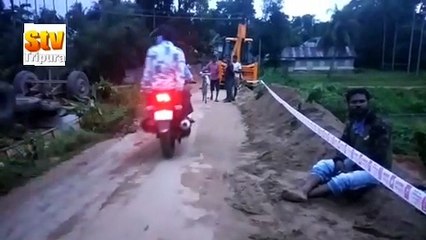 আগরতলার ঢুকলী এলাকায়  কি ভয়ঙ্কর ভাবে উল্টে গেল গাড়ী।